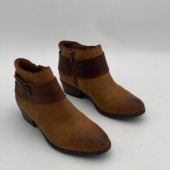 Clarks Tan and Brown Ankle Booties women 7M leather casual office retro Y2K - Picture 1 of 14